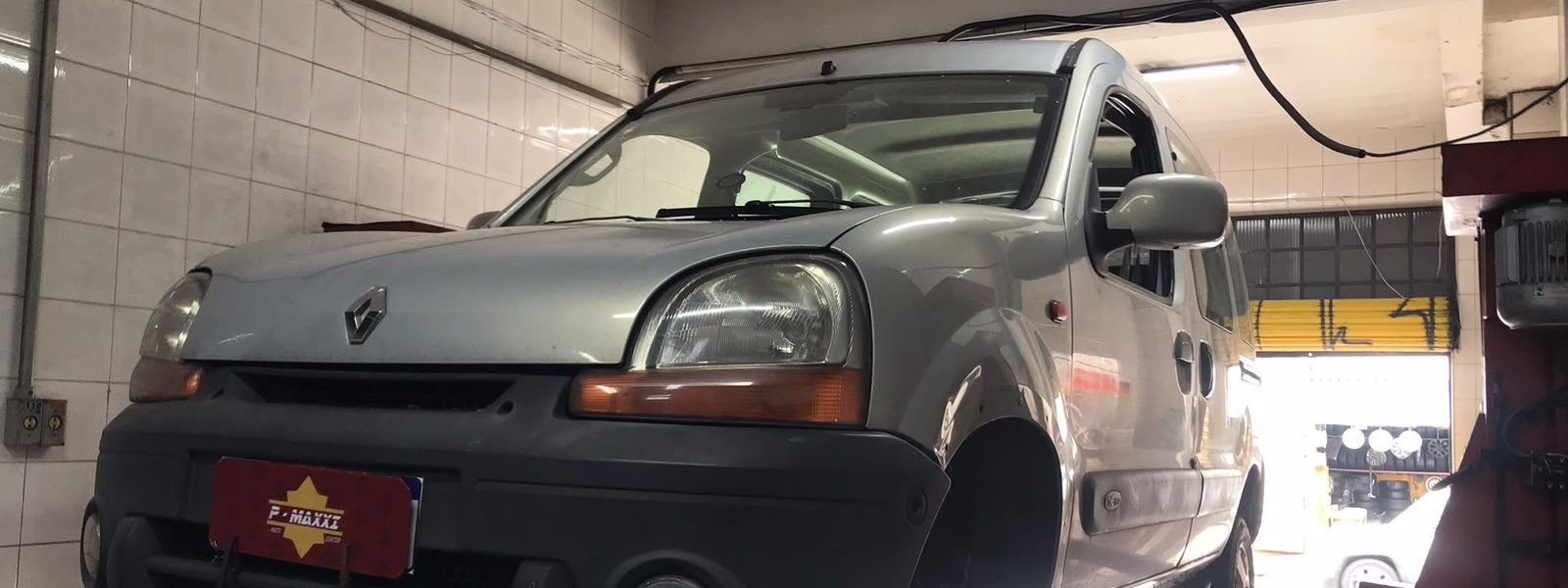 Carro no elevador da oficina PMAXXI durante manutenção, na Casa Verde