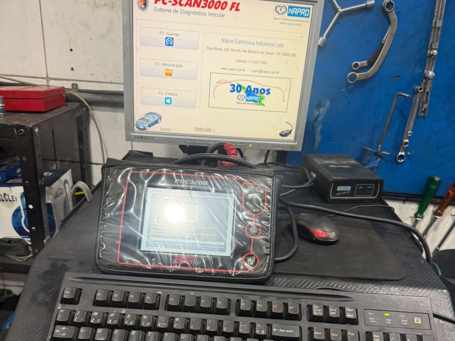 Scanner automotivo usado no diagnóstico de injeção eletrônica na oficina PMAXXI